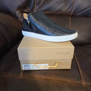 Gentle Souls by Kenneth Cole Women's Sneaker, Black, 9